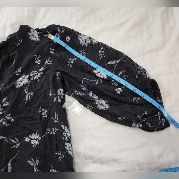Vince Camuto Rich Black Floral V-neck Mid Sleeve Blouse size Small NWT - Picture 8 of 8